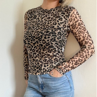 Top manches longues leopard voilage , tendance et originale