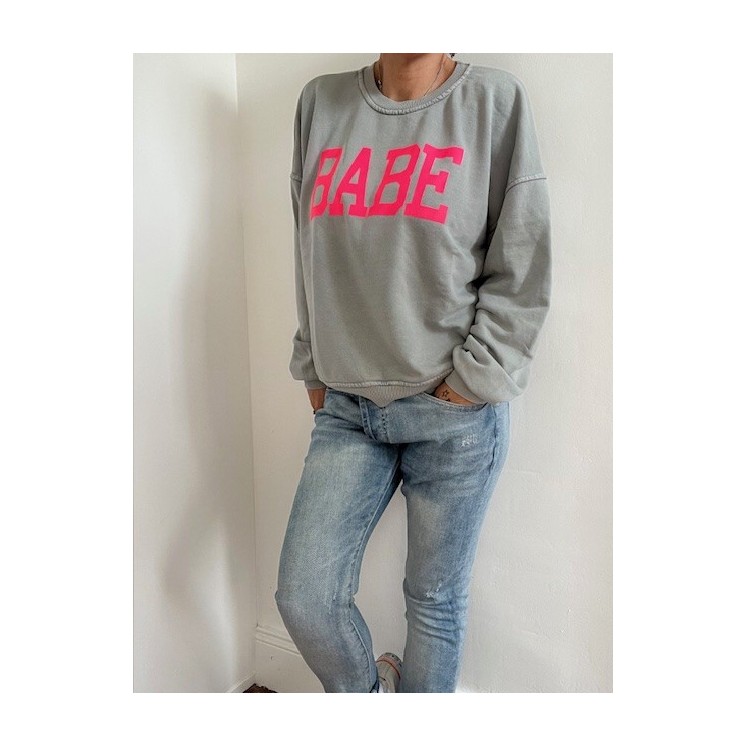 Sweat gris "BABE"femme-écriture rose fluo-look stylé