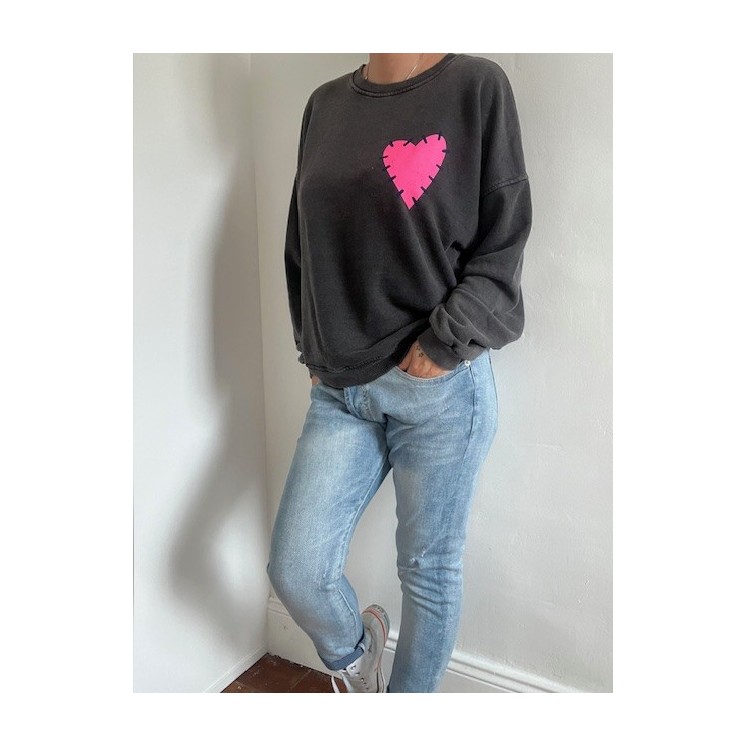 Sweat Noir Femme-Coeur rose fuchsia-pièce coup de coeur tendance