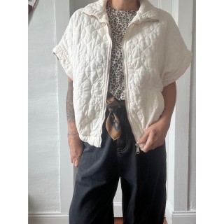 Veste matelassée à manches courtes avec fermeture-look moderne et confort