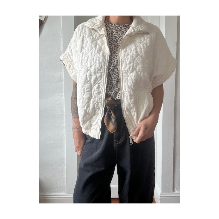 Veste matelassée à manches courtes avec fermeture-look moderne et confort