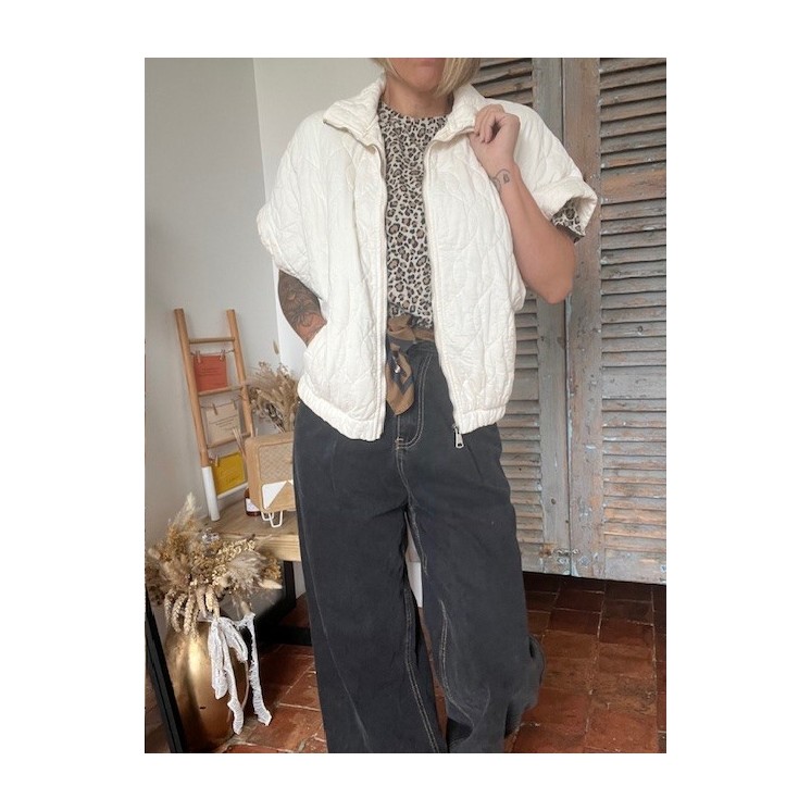 Veste matelassée à manches courtes avec fermeture-look moderne et confort