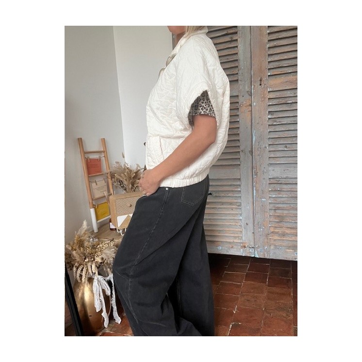 Veste matelassée à manches courtes avec fermeture-look moderne et confort