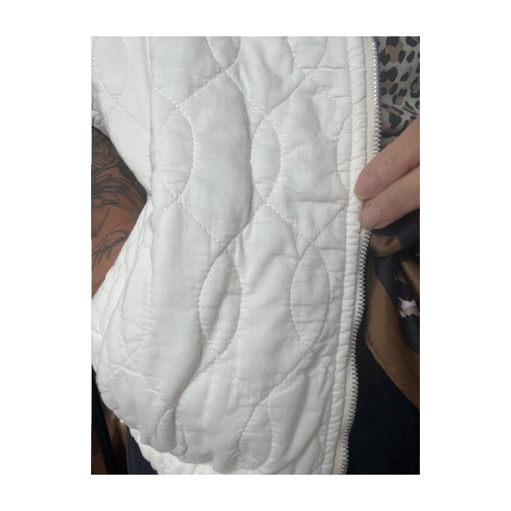 Veste matelassée à manches courtes avec fermeture-look moderne et confort