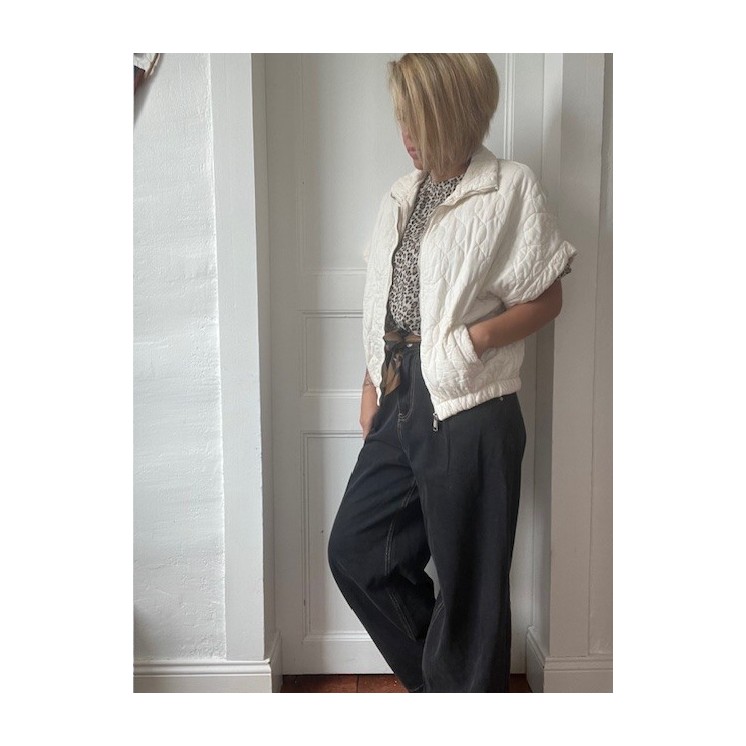 Veste matelassée à manches courtes avec fermeture-look moderne et confort