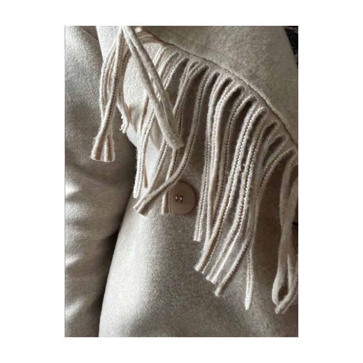 Veste courte en laine avec des franges sur la petit partie du devant , très originale et tendance .letoilebydo.fr