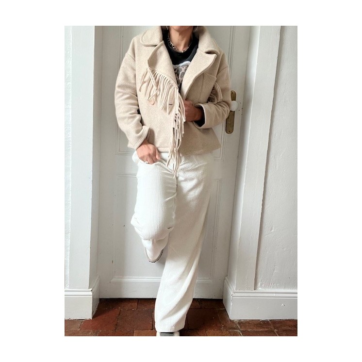 Veste courte en laine avec des franges sur la petit partie du devant , très originale et tendance .letoilebydo.fr