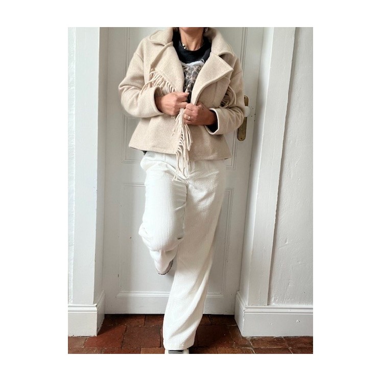 Veste courte en laine avec des franges sur la petit partie du devant , très originale et tendance .letoilebydo.fr