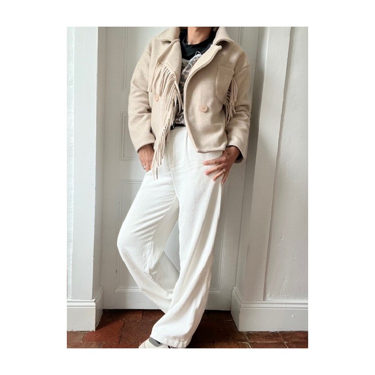 Veste courte en laine avec des franges sur la petit partie du devant , très originale et tendance .letoilebydo.fr