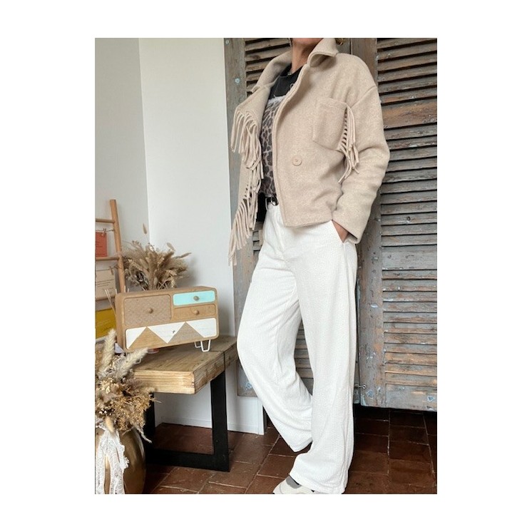 Veste courte en laine avec des franges sur la petit partie du devant , très originale et tendance .letoilebydo.fr