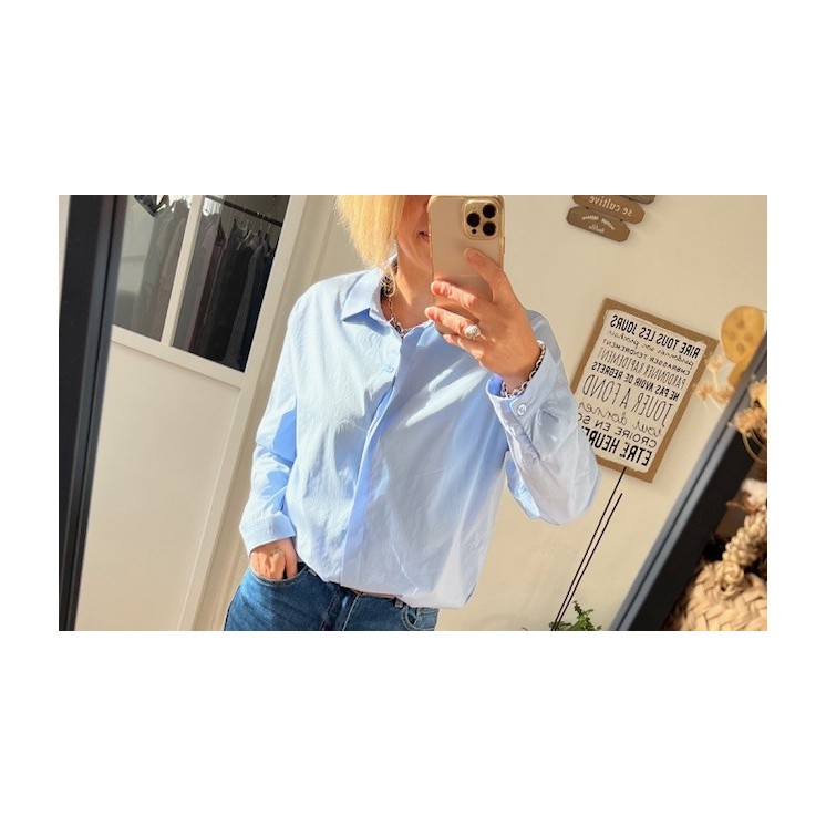 Chemise bleu basic -élégante et polyvalente pour tous les styles