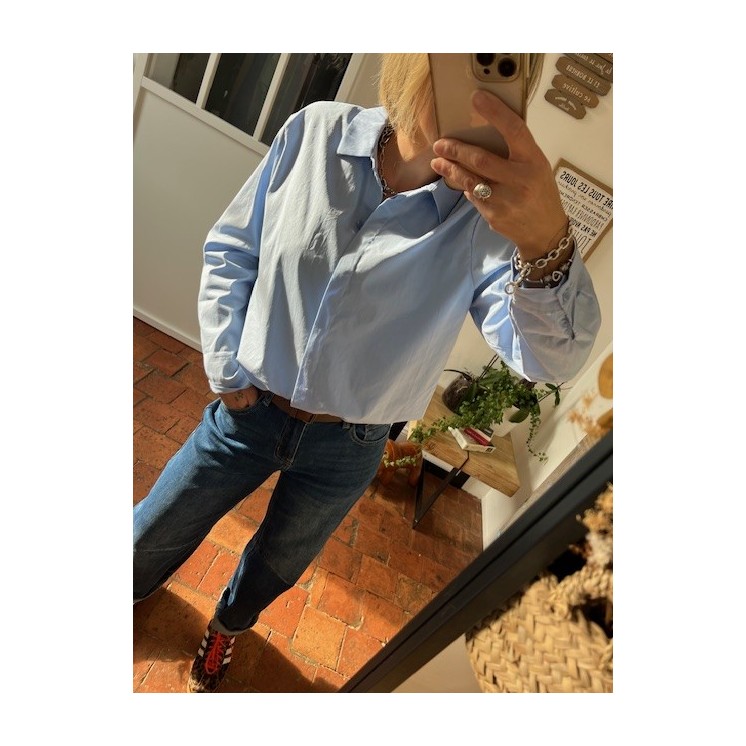 Chemise bleu basic -élégante et polyvalente pour tous les styles