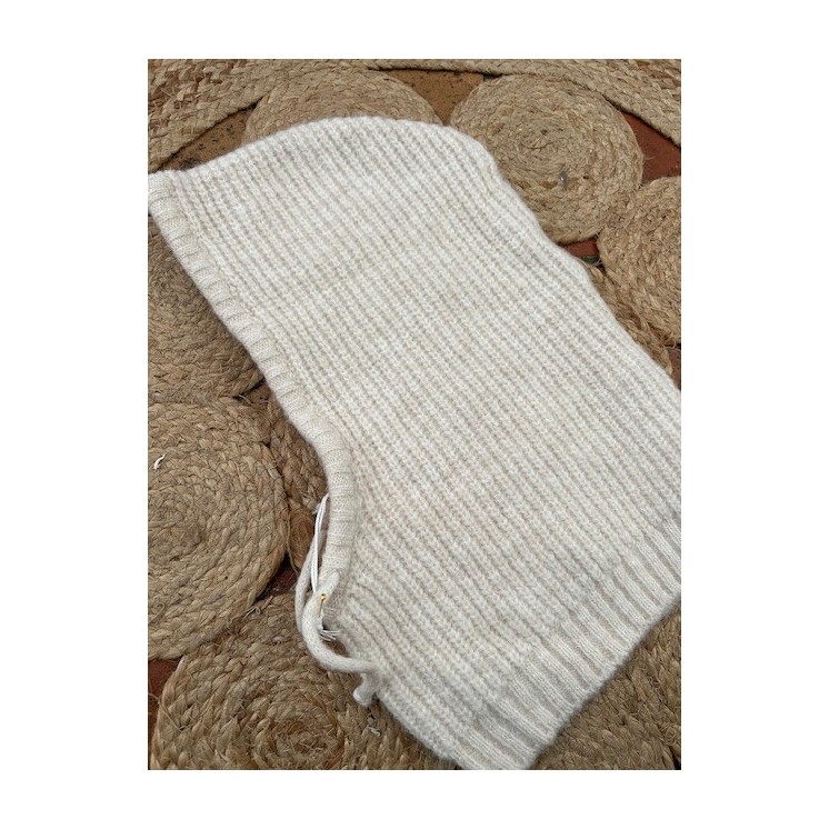 Cagoule en laine beige-accessoire mode et chic pour l'hiver