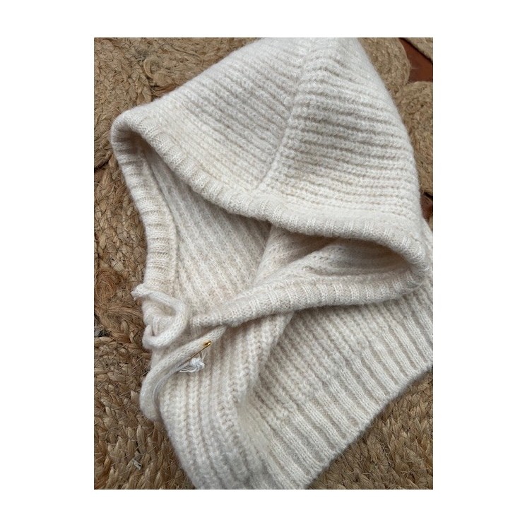 Cagoule en laine beige-accessoire mode et chic pour l'hiver