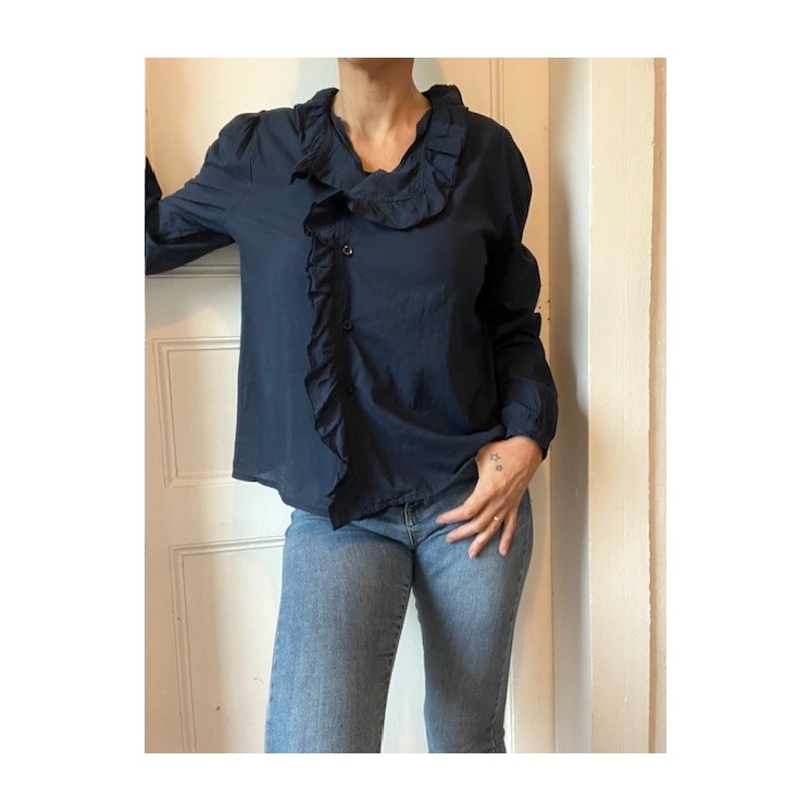 chemise avec volants devant -bleu marine , confort et féminité
