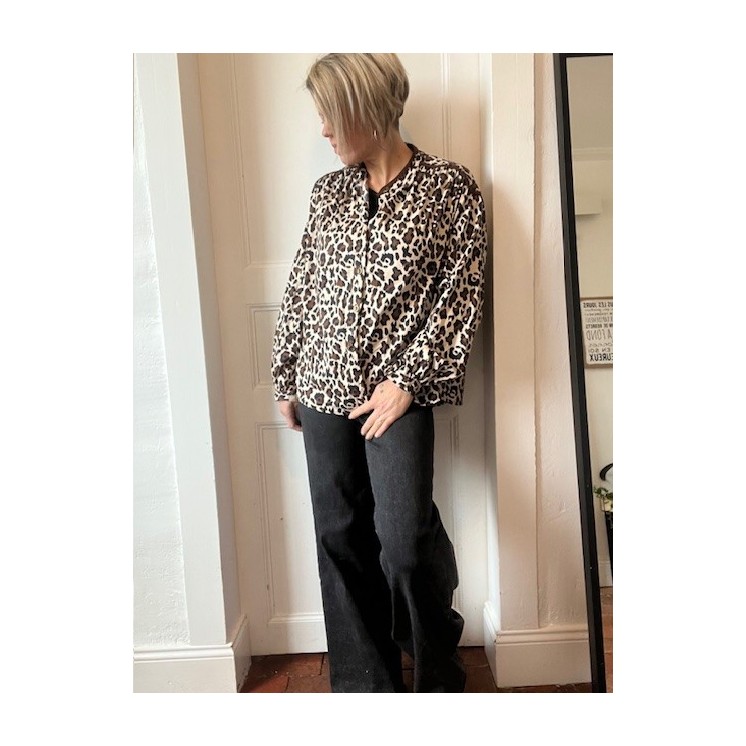 Chemise léopard marron -style audacieux & détails couture