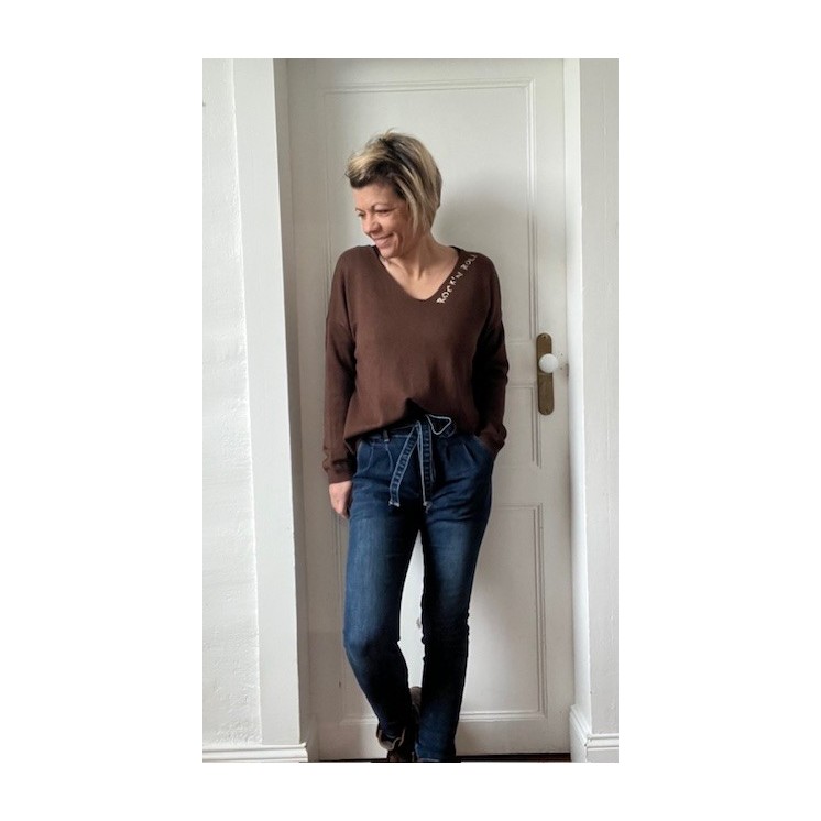 Pull marron col V confortable -inscription rock n roll