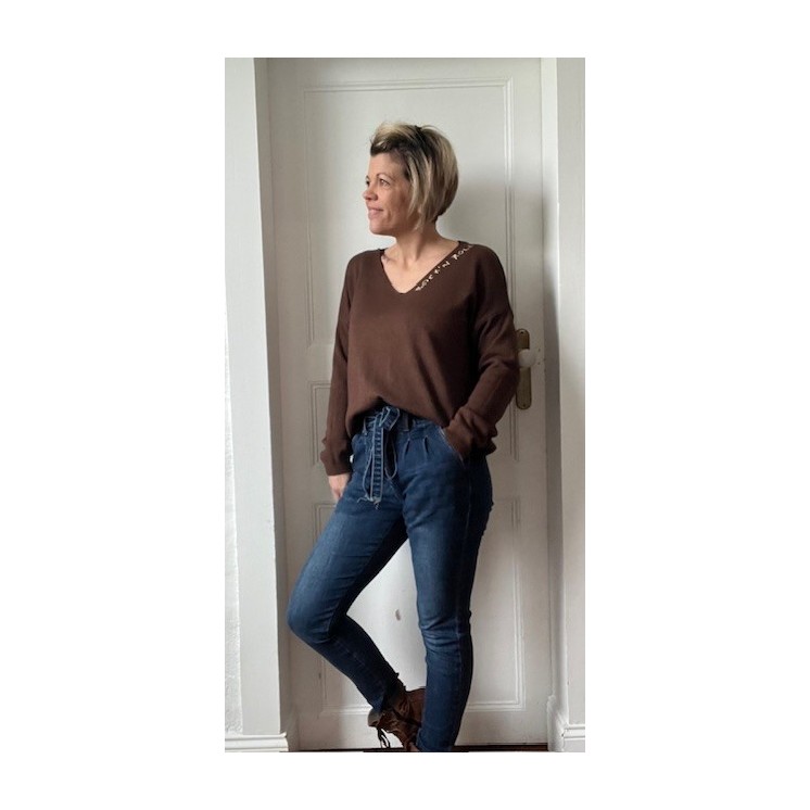 Pull marron col V confortable -inscription rock n roll