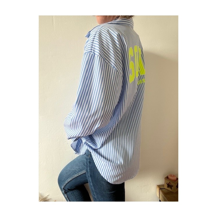 Chemise à rayures bleu et blanche motif ciao dans le dos , jaune fluo